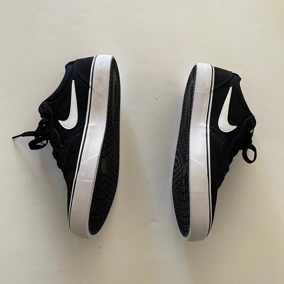 Black Lace-Up Nike Unisex Sneakers - Picture 11 of 11